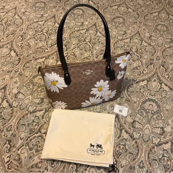 NWT Coach Gallery Signature Canvas With Floral Print Tote Bag CZ589 - Picture 1 of 16